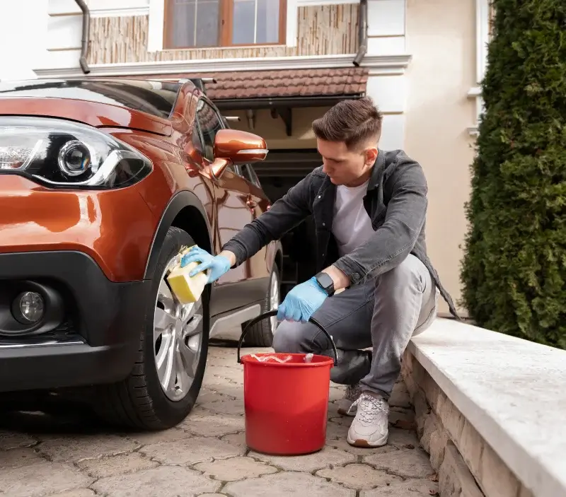 Lavage auto à domicile Coulonces : professionnel intervenant sur un véhicule